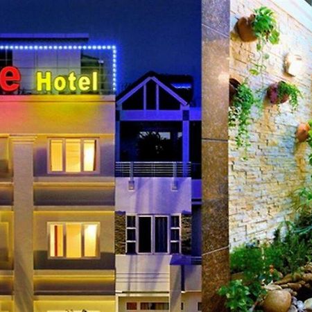 U And Me Hotel Tan Phong Exterior photo